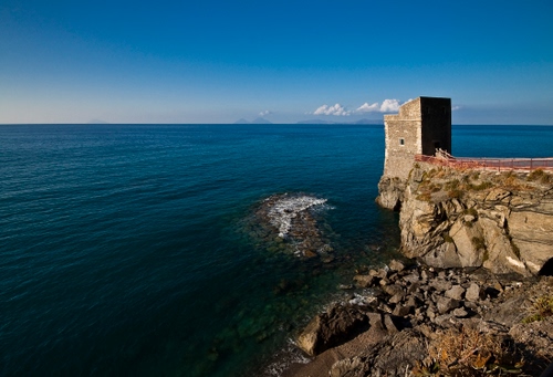 Immagine con mare, torre, scogli, blu, cielo, acqua, rocce, nuvole