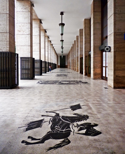 Immagine con cavallo, colonne, portico, lampade, lampioni, nero, mosaico, lampadari, portici, prospettiva