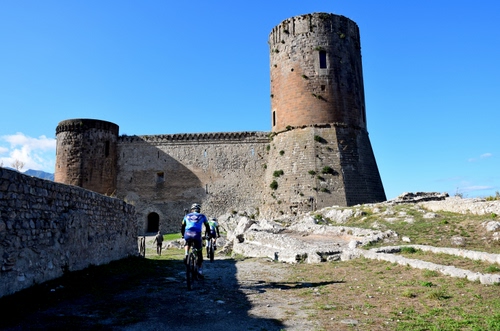 Immagine con castello, torre, ciclisti, muro, bicicletta, cielo, biciclette, rocca, rocce, ciclista