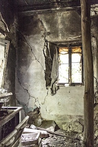 finestra, rudere, crepe, palo, muro, legno, calcinacci, abbandono, rovine, cucina, trave, vecchio, macerie, rotto, muri, sportelli