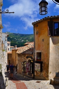 vicolo, lampione, cielo, persone, nuvole, tetti, verde, finestre, fiori, strada, vetrine, scorcio, case, azzurro, finestra, lampioni, borgo